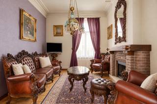 <p>Wonen in een herenhuis met karakter, middenin het centrum van Leuven: dat is wat je hier vindt in de Brabançonnestraat. Dit statige pand uit 1918 combineert charme met een lichte opfrissing die het comfort van vandaag brengt. Achter de stenen gevel en het klassieke zadeldak met leien bekleding gaat een thuis schuil waar ruimte, licht en karakter samenkomen op 195 m² bewoonbare oppervlakte.</p><p> </p><p>Bij het binnentreden voel je meteen de allure van dit statige herenhuis. De indeling biedt liefst vijf slaapkamers en twee badkamers, telkens voorzien van douche en/of lavabo, aangevuld met twee gastentoiletten voor extra comfort. Ideaal voor een gezin dat nood heeft aan ruimte, of voor wie graag een bureau, hobbykamer of logeerkamer extra inricht. Achteraan de woning nodigt de tuin van 70 m² met oriëntatie op het westen uit tot buiten vertoeven, mooi aangevuld met een terras van 20 m², eveneens op het westen gericht, perfect voor lange zomeravonden in de late zon.</p><p> </p><p>Deze woning werd in 2000 gerenoveerd en is voorzien van hoogwaardige PVC-buitenschrijnwerk met dubbele beglazing, wat instaat voor een aangenaam energieverbruik en akoestisch comfort. Centrale verwarming op gas via radiatoren, rolluiken in PVC en een aparte eetplaats met keuken maken het wooncomfort compleet. Het EPC-label D bevestigt dat de woning klaar is om bewoond te worden, met ruimte voor wie graag zelf nog verder verduurzaamt. De woning is beschermd erfgoed en opgenomen in de inventaris, wat het historische karakter van dit pand extra kracht bijzet.</p><p> </p><p>De ligging is een echte troef: op nauwelijks 50 meter vind je openbaar vervoer, terwijl winkels op 100 meter, scholen op 200 meter en een sportcentrum eveneens op 100 meter je dagelijkse leven vergemakkelijken. Het treinstation van Leuven ligt op ongeveer 1,3 km en de oprit naar de invalswegen bereik je binnen 2,5 km, waardoor je zowel het centrum als de ruimere regio moeiteloos combineert. Kortom, een woning waar stedelijk comfort en karaktervol wonen elkaar ontmoeten.</p><p> </p><p>Deze woning aan de Brabançonnestraat 96 in Leuven verdient het om met eigen ogen ontdekt te worden. Neem contact op met ons kantoor om een bezoek in te plannen en laat je verrassen door de ruimte, de ligging en het karakter van dit bijzondere pand.</p>