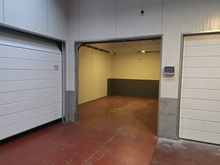 Bent u op zoek naar een ruime garagebox in Oostende voor uw wagen, extra opslagruimte of als interessante investering? Dan zijn deze garageboxen precies wat u zoekt. Gelegen op een centrale locatie, vlakbij de Torhoutsesteenweg, combineren ze een uitstekende bereikbaarheid met optimaal gebruiksgemak. Dankzij de gelijkvloerse ligging rijdt u moeiteloos in en uit, terwijl de afgesloten site met camerabewaking zorgt voor extra veiligheid en gemoedsrust. Prijzen starten vanaf € 49.000. Mis deze kans niet en verzeker uzelf van een praktische en waardevaste garagebox in Oostende. Neem vandaag nog contact met ons op voor meer informatie of plan meteen een bezoek.