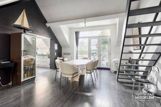 <strong>Immo Van Middelem verkoopt dit instapklare en zeer goed onderhouden duplexappartement met een bewoonbare oppervlakte van ca. 160 m². Het beschikt over 3 slaapkamers en een aangenaam terras. <br /><br /></strong>Dankzij de vlotte bereikbaarheid via de Ninoofsesteenweg, nabij winkels, scholen, openbaar vervoer en de belangrijkste verbindingswegen richting Brussel, geniet deze eigendom van een uitstekende ligging.<br /><br />De indeling is als volgt: <br />- 1ste VERDIEP: inkomhal met vestiaire, WC, woonkamer, open keuken, badkamer en 2 slaapkamers; <br />- 2e VERDIEP: nachthal, 1 slaapkamer en dressing; <br />- kelder; <br /><br />Centrale verwarming op gas.<br />Individuele tellers. Elektriciteit conform! <br />EPC: 378 kWh/m².jaar - Label D (UC: 0002430114).<br />Asbestvrij.<br />Vrij bij akte.