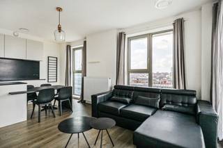 Dit volledig instapklaar appartement is prima gelegen in de hippe Cadix-buurt te Antwerpen. U komt het appartement op de 8e verdieping binnen via een centrale inkomhal, dewelke het leef- en slaapgedeelte met elkaar verbindt. De gezellige woonkamer kan dankzij kamerhoge ramen genieten van een aangename lichtinval. Het schuifraam geeft tevens toegang tot een knus terrasje. Verder heeft de flat een volledig ingerichte, open keuken, een aparte berging met CV en met aansluiting voor wasmachine, een ruime slaapkamer, een badkamer met douchecabine en wastafel met meubel en spiegelkast en een apart toilet. In de kelderverdieping is nog een autostaanplaats die optioneel kan worden gehuurd aan €120/maand. De gemeenschappelijke kosten bedragen €120/maand. Er is een lift aanwezig in het gebouw. Onmiddellijk beschikbaar.