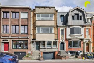 Cet appartement de caractère dans un bâtiment authentique se trouve le long de la Mechelsesteenweg, dans le centre de Mortsel. L'immeuble est petit...