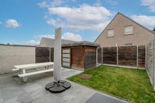 UNIEKE KANS! Zoek niet langer! Deze recente en volledig afgewerkte gezinswoning is helemaal klaar voor de toekomst. Dankzij de uitstekende EPC-score van slechts 77 (E-peil E50), de zonnepanelen, twee thuisbatterijen én laadpaal woont u hier zeer energiezuinig en zonder zorgen.<br /><br />Via de inkomhal met gastentoilet bereikt u de zeer ruime, lichtrijke leefruimte die naadloos overgaat in de moderne, volledig uitgeruste keuken. Grote raampartijen geven toegang tot de tuin met zonneterras en tuinberging. De leefruimtes zijn voorzien van airco.<br /><br />De bovenverdieping telt drie volwaardige slaapkamers en een grote badkamer met inloopdouche en dubbele wastafel. Erg praktisch is de achtertoegang via een voetweg met poortje en de extra parkeergelegenheid in de buurt. De zolderverdieping biedt bovendien nuttige stockageruimte.<br /><br />Mis deze unieke combinatie van comfort, ruimte en duurzaamheid niet. Plan snel uw bezoek in!<br /><br />EPC: 77.37 kWh/(m²/jaar) - Epeil E50<br />UC: 34013-G-2015_200/EP00324/A001/D01/SD002