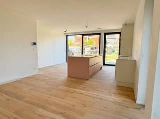 Deze nieuwbouwwoning is gelegen in een doodlopende straat in het centrum, op wandelafstand van school, winkels en openbaar vervoer. Op...