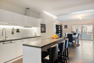 Op een centrale locatie in Kruibeke, vlakbij het centrum, winkels en scholen, vinden we deze charmante woning die oorspronkelijk dateert uit de jaren ’50 en <strong>rond 2012 een grondige renovatie</strong> heeft ondergaan. Dankzij het zorgvuldig onderhoud van de huidige eigenaars is de woning volledig instapklaar.<br /><br />We betreden de woning via de inkomhal met gastentoilet. De leefruimte is slim ingedeeld:<br />een gezellige tv-hoek aan de voorzijde, een volledig uitgeruste keuken centraal in de woning en een lichte aanbouw achteraan die vandaag dienst doet als eetruimte, bureau en speelkamer – ideaal voor een flexibel gebruik.<br />Vanuit de keuken heb je een perfect overzicht over de leefruimtes én <strong>de tuin</strong>, die bereikbaar is via een schuifraam. Aansluitend aan de keuken bevindt zich een praktische berging met aansluiting voor wasmachine.<br />Op de eerste verdieping vinden we twee ruime slaapkamers en een badkamer met dubbele lavabo, toilet en ligbad met douchefunctie. Via de vaste trap bereik je <strong>de zolderverdieping, waar de masterbedroom is ingericht</strong>, voorzien van twee dakramen die voor een aangename lichtinval zorgen. De woning beschikt bovendien over <strong>een ruime en droge kelder</strong> van maar liefst 18m².<br /><br />Achteraan de woning is er een aangenaam terras met automatische overkapping en een tuin met tuinhuis. Voorzieningen zoals de <strong>zij-ingang met fietsenberging </strong>maken het plaatje compleet.<br /><br />Extra troeven
<ul>
	<li><span>10 zonnepanelen van 425 Wp per stuk</span></li>
	<li><span>Vernieuwing ramen met HR glas in 2021</span></li>
	<li><span>Instapklaar en perfect onderhouden</span></li>
	<li><span>Centrale ligging nabij alle voorzieningen</span></li>
</ul>
Kortom, een ruime en gerenoveerde woning waar je meteen kan intrekken, ideaal voor wie op zoek is naar een combinatie van comfort, energiezuinigheid en charme.<br />Contacteer ons vandaag nog voor een bezoek! 03/775.78.79<br />Ben je ook van plan jouw eigendom te verkopen? Maak een afspraak voor een gratis schatting, wij maken er samen een succesverhaal van.