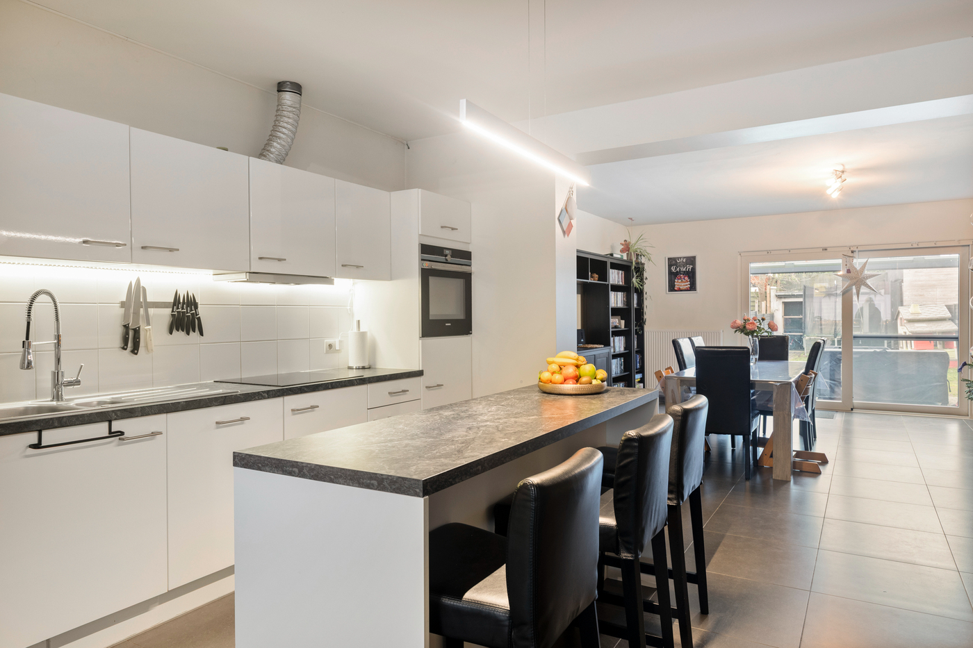 Instapklare gezinswoning met 3 slaapkamers, fietsenberging en tuin in Kruibeke - foto 2