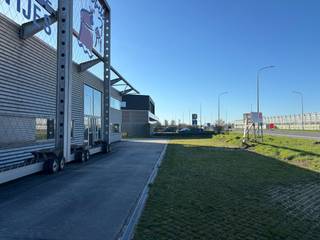 Langs de Rijksweg te Roeselare met een grote zichtbaarheid bevindt zich dit bedrijfsgebouw te huur bestaande uit een magazijn/loods/werkplaats van...