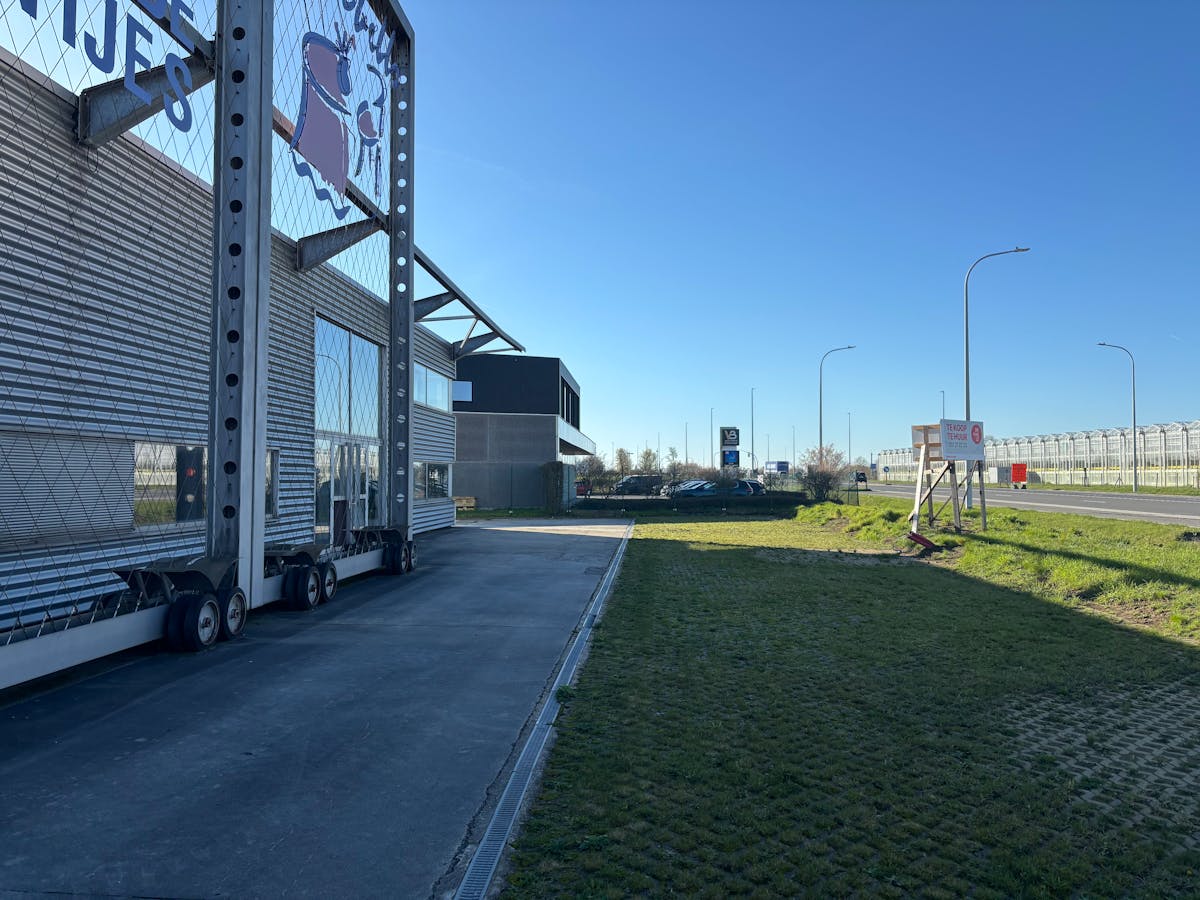 Bedrijfsgebouw te huur met zichtbaarheid vanop de Rijksweg. - foto 3