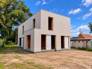 Wonen nabij natuurdomein de Hoge Dijken? Genieten van een ruime privé tuin die een oase van rust ademt, doch gelegen in een bruisende levende omgeving. Gelegen langs de Brugsesteenweg 265 Roksem op een perceel van 1.214 m² bouwt Residentie Vastgoed een exclusieve nieuwbouwvilla.<br /><br />De villa bestaat op de gelijkvloerse verdieping uit een ruime inkomhal, een lichtrijke woonkamer met open ingerichte keuken en een was -en bergruimte. Door de grote raampartijen wordt de tuin volledig in de leefruimtes opgenomen. Overigens kunt u vanaf de inkomhal naar een sas waar het apart toilet, de was -en bergruimte en de bedrijfsruimte op uitgeven. De woning beschikt over een handelsruimte van zo'n 32,30 m² groot met aparte ingang en voldoende parkeermogelijkheden op het perceel. Op de eerste verdieping bevinden er zich 3 ruime slaapkamers, waarvan 1 met dressing en ensuite badkamer, een nachthal met apart toilet, een bergruimte, een badkamer en extra hobbyruimte.<br /><br />De villa zelf is gelegen langs de Brugsesteenweg te Oudenburg, de verbindingsweg tussen Westkerke (Oudenburg) en Jabbeke. Vanuit Westkerke kunt u alle richtingen (Gistel, Eernegem, Oudenburg, …) uit. Nabij de villa vinden we natuurdomein de Hoge Dijken, alsook enkele speciaalzaken, supermarkten, …<br />Op 600 meter van de villa vinden we een bushalte, waardoor deze tevens via het openbaar vervoer vlot te bereiken is alsook vinden we op zo’n anderhalve kilometer zowel basisschool De Tandem te Roksem als vrije basisschool De Loopbrug te Zerkegem. <br /><br />Vraag gerust naar ons lastenboek en plannen op kantoor!<br />(Vg, WgLk, Gmo, Gvkr, Vv) ~ E-peil: max E30 ~ OU24182<br /><br />Voor meer uitleg maken wij graag met u een afspraak voor een persoonlijk gesprek! Tot binnenkort? Residentie Vastgoed<br /><br />Residentie Vastgoed treedt niet op als bemiddelaar maar als verkoper van het onroerend goed