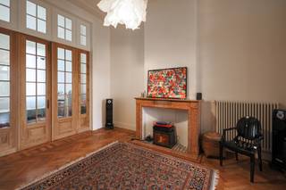 Wonen in 2018, in de Lange Lozanastraat<br />Een topligging, op wandelafstand van het Hof Van Leysen en omringd door leuke adresjes zoals café Kamiel en Domestic (gevaarlijk lekker trouwens...). Hier zit je goed. Heel goed zelfs.<br />
<p><strong>Een warm welkom</strong><br />Binnenkomen doe je hier met een kleine “wow”. De inkomhal zet meteen de toon: een prachtige marmeren vloer, elegante deuren en hoge plafonds die zorgen voor een instant gevoel van klasse.<br />Achteraan vind je een vestiaire, een apart gastentoilet en toegang tot de ruime kelder.<br />En die kelder? Die is niet alleen groot, maar ook verrassend praktisch ingericht, inclusief wasruimte. Opbergruimte zal hier alvast nooit een probleem zijn.</p>
<p><strong>Leven met licht en ruimte</strong><br />Links wandel je de leefruimte binnen, waar licht en sfeer moeiteloos samenkomen. Een gezellige zithoek, een stijlvol salon en die prachtige visgraatparket die alles mooi samenbrengt.</p>
<p><strong>Praktisch en comfortabel</strong><br />Op de tussenverdieping vind je een stijlvolle badkamer, helemaal klaar voor drukke ochtenden. Dubbele wastafel, ruime douche en een apart toilet. Alles wat je nodig hebt, zonder wachtrijen.<br /><br />Op de 1ste verdieping vormen eetkamer en keuken het kloppende hart van de woning. Open, lichtrijk en gemaakt om in te leven.<br />De grote raampartijen trekken je als vanzelf naar buiten, richting het terras en de lager gelegen, west-georiënteerde stadstuin. Een groene, diepe en zonnige oase waar je zonder moeite de tijd uit het oog verliest.<br /><br />Aan de straatzijde wacht nog een extra zithoek of tv-ruimte. Handig om even te ontsnappen, of om ongegeneerd je eigen serie te bingen...<br /><br /><strong>Een verdieping voor jezelf</strong><br />De tweede verdieping werd omgetoverd tot een echte master suite.<br />Een ruime slaapkamer, een royale dressing en een elegante badkamer zorgen hier voor dat heerlijke hotelgevoel… maar dan gewoon bij je thuis.</p>
<p><strong>Ruimte voor iedereen</strong><br />Helemaal boven zijn er nog drie volwaardige slaapkamers. Ideaal voor een gezin, logés of gewoon voor wie graag wat extra ruimte heeft.</p>
<p><strong>Authentiek met een hedendaagse twist</strong><br />De woning werd met veel zorg en oog voor detail gerenoveerd. Authentieke elementen en modern comfort vloeien hier naadloos in elkaar over. Instapklaar, karaktervol en gewoon bijzonder aangenaam om in te wonen.<br /><br />En ook praktisch: Een ruime garagebox aan de overkant van de straat, zorgt ervoor dat je nooit hoeft te zoeken naar een parkeerplaats. Altijd een plus, zeker hier.<br /><br />Een huis met karakter, ruimte en een verhaal.<br />Het volgende hoofdstuk? Dat zou zomaar eens het jouwe kunnen zijn.<br /><br />Troeven:<br />- West-georiënteerde tuin<br />- AREI Conform<br />- Authentieke elementen behouden<br />- Kwalitatieve materiaalkeuze<br />- CV op gas (condensatieketel)<br />- Zeer ruime kelder<br />- Zonnepanelen<br />- Grote garagebox<br /><br /><strong>Stedenbouwkundige informatie:</strong><br />Wg, Gvg, Gvkr, Gmo, Gvv – geen overstromingsgevoelig gebied, geen worg</p>