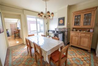 Op een perceel van 383 m² bevindt zich deze ruime gezinswoning met een bewoonbare oppervlakte van 172 m², gelegen op een vlot bereikbare locatie...
