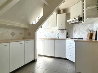 Appartement Cosy avec 1 Chambre à Wilrijk!Un charmant appartement situé au 2e étage d'un petit immeuble accessible par un escalier. Vous entrez dans un hall équipé d’armoires encastrées. Le hall donne accès à une salle de bains entièrement équipée, avec meuble lavabo, douche, WC et branchements pour un sèche-linge et une machine à laver.Depuis le salon accueillant, vous accédez à la cuisine semi-ouverte ainsi qu'à la chambre. La cuisine est équipée d’un grand espace de rangement, de plaques de cuisson électriques et d’une hotte. La chambre, située un demi-étage plus haut, dispose également d’armoires encastrées. L’appartement a été fraîchement repeint.Vous bénéficiez également d’une cave privée pour plus de rangement. Emplacement agréable, proche de la sortie de l’E19 et de plusieurs supermarchés. Mobiscore : 8,5/10.NON MEUBLÉFrais mensuels : 15 €, comprenant l’entretien et la consommation des parties communesGarantie locative : 2 190 € (3 mois de loyer)Disponible : immédiatementType de contrat : Durée déterminée (1 an), renouvelable par la suiteAbricasa offre un accompagnement immobilier personnalisé et actif de A à Z ! Faites notre connaissance !