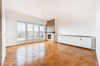 Vernieuwd penthouse appartement met royale terrassen. <br /><br />Op een zeer centrale locatie, nabij het Station, bevindt zich dit vernieuwde penthouse appartement met terras op de bovenste verdieping. <br />Ruime leefruimte, met zicht op de stad én een royaal terras. <br />De nieuwe frisse keuken is zeer gerieflijk ingericht. De badkamer kent een douche, een toilet en een wastafel.<br />De zeer fijne ligging, op wandelafstand van winkels, restaurants, horeca, maken het een interessante investering voor de verhuur.<br />Aan de achterkant een rustig gelegen slaapkamer met ruim terras. <br />Tot slot een handige parkeerplaats met nummer 1 ondergronds dewelke te koop wordt aangeboden aan 35.000;-EUR.
