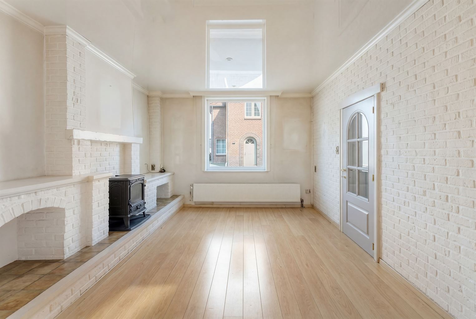 Charmante halfopen bebouwing met 3 slaapkamers, omheinde tuin en zonnepanelen, gunstig gelegen nabij het centrum van Maaseik. - foto 4