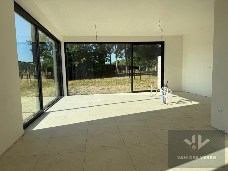 Ruime en volledig afgewerkte half open BEN-woning met 3 slaapkamers te bewonderen in het gezellige Kermt - foto 2