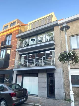 omvattende een klare living met modern ingerichte open keuken en terras, 2 slaapkamers, ingerichte badkamer, berging en balkonHP = 725 €/maandHL = 50...