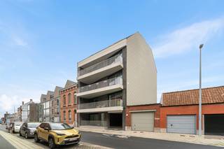 Roeselare nabij centrum – Stijlvol nieuw dakappartement in hartje stad met twee slpks en twee terrassenOntdek dit moderne en luxueus afgewerkte...