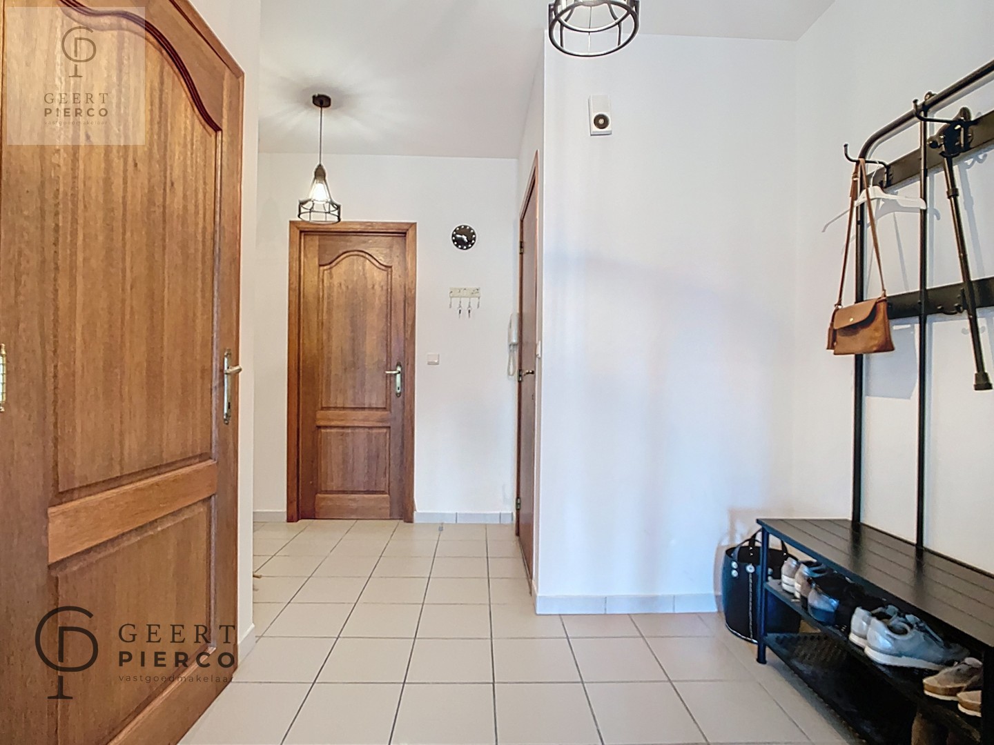 Aan Sint-Anneke 26 bus 101 te Sint-Truiden treffen we dit ruime appartement met drie slaapkamers, twee badkamers en kelder. De centrale ligging (200m van Grote Markt) zorgt voor een optimaal bereik van winkels, station, scholen en eveneens de groene omgev - photo 5