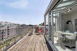 In het centrum van Koksijde-Bad, met het strand om de hoek en vlakbij winkels, horeca en het openbaar vervoer vinden we deze penthouse (105 m²) te koop. Het appartement beschikt over 3 slaapkamers, 2 badkamers en 2 mooi zonneterrassen van 25 en 10 m² die tevens een prachtig uitzicht over Koksijde bieden. Zoek je immo in Koksijde? Lees dan zeker verder.INDELING:> zesde verdieping:- inkomhal;- lichtrijke leefruimte met vernieuwde glaspartijen. Aanpalend terras van 25 m² met een mooi uitzicht over Koksijde;- vernieuwde keuken voorzien van inductiekookplaat, dampkap, koelkast, vriezer, oven met stoomfunctie, spoelbak en vaatwasmachine;- berging met wasmachine en droogkast- slaapkamer 1 met aanpalende badkamer met douchebad en dubbele lavabo;- slaapkamer 2;- slaapkamer 3;- badkamer 2 met douchebad en lavabo;- apart toilet> Privatieve kelderberging.> Gemeenschappelijke fietsenbergingALGEMEEN:- meubels zijn inbegrepen- EPC C (286 kWh/m² jaar)- conforme elektrische installatie- centrale verwarming op aardgas- zéér centrale liggingBent u op zoek naar een volledig instapklaar appartement, voor vaste bewoning of voor tweede verblijf? Aarzel zeker niet contact op te nemen met ons kantoor Dewaele Koksijde: 058 330 600