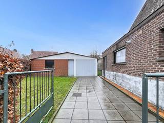 La maison a un aménagement classique avec beaucoup d'espace et de potentiel :Rez-de-chaussée :- Entrée- Espace de vie confortable- Cuisine- Salle...