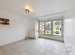 LAEKEN - Park van Laken, vlak bij winkels en het openbaar vervoer, appartement van ± 61 m², gelegen op de 1e verdieping van een gebouw zonder...