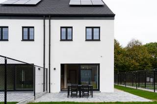 Deze eigentijdse woningen liggen op slechts een steenworp van het centrum van Staden en beschikken over een eigen privatieve parkeerplaats. Indeling: Gelijkvloers: inkomhal met gastentoilet, lichtrijke woonkamer met zit- en eetruimte, open keuken met aansluitende berging. Eerste verdieping: nachthal, ruime master bedroom met dressing, tweede slaapkamer, badkamer met inloopdouche en toilet, aparte was-/bergplaats. Tweede verdieping: twee extra slaapkamers en een bijkomende berging. De woningen zijn uitgerust met smartcontrol en een slimme brievenbus. Er is vloerverwarming op elke verdieping en een omheinde tuin zorgt voor optimaal wooncomfort. Prijs: Excl.21% BTW & kostenTROEVEN: zonnepanelen, smartcontrol, warmtepomp (geothermie), ventilatiesysteem D, vloerverwarming & samenstelling van de keuken kan gewijzigd worden in functie van uw smaak!Interesse? Contacteer ons via 056 96 08 00 of info@property-vastgoed.be voor meer informatie of een bezoek ter plaatse.