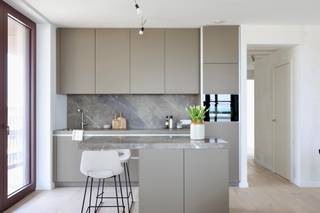 Geborgen tussen de Stad en de Stroom, in nieuwe residentie Huis aan de Kade naar het ontwerp van Robbrecht en Daem architecten op het Nieuw Zuid.<br /><br />Levendigheid en intimiteit, weidsheid en geborgenheid, Huis aan de Kade heeft deze facetten van het stadsleven allemaal kunnen verenigen.<br />Gelegen op de hoek van de promenade, geniet u van verre zichten over de Schelde. Het nieuwe Kaaipark met stadsbos zal tevens deel uitmaken van het uitzicht. <br /><br />Lichte leefruimte vloeit naadloos over in een royaal terras met adembenemende zichten over de Schelde, Kaaien en de Stad. Een open keuken met marmeren afwerking biedt alle comfort. De mastersuite omvat een slaapkamer met aansluitend dressing en badkamerruimte. <br /><br />Een kelderberging en autostaanplaats verhogen uw wooncomfort en zijn inbegrepen in de verkoopprijs. <br /><br />Verkoop onder BTW<br /><br />Bijzonderheden<br />- Frontaal aan de Schelde<br />- Royale terrassen<br />- Op het Nieuw Zuid