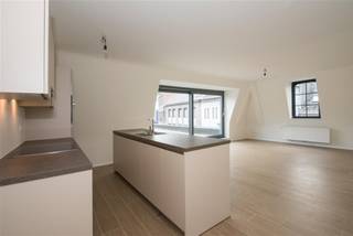 <p>Dakappartement op de 2de verdieping met ruim terras (30m²), pal in het centrum van Kontich.<br /><br />INDELING:<br />Inkomhal met apart gastentoilet.<br />Leefruimte met open keuken (41m²) en aansluitend een berging met voorzieningen voor wasmachine en droogkast.<br />Vanuit de leefruimte toegang tot een groot zonnig terras aan de voorzijde met uniek zicht op het Gemeenteplein. <br />Vanuit de nachthal bereiken we de 2 slaapkamers (12m²-7m²).<br />Badkamer met ligbad/douche, dubbele lavabo en toilet. <br />Lift, gemeenschappelijke kelderberging en fietsenstalling aanwezig. <br /><br />Gemeenschappelijke kost €50/maand. <br />Huur autostaanplaats verplicht: €50/maand<br />Plaatsbeschrijving bij intrede: € 200. <br />3 maanden huurwaarborg.<br /><br />POSITIEVE ASPECTEN<br />Openbaar vervoer, winkels, scholen enz. op wandelafstand<br />Op enkele minuten van de E19 (Antwerpen - Brussel)<br />Ondergrondse autostaanplaats<br />Naast het gemeentepark<br />Een groot mooi en zonnig dakterras<br />Uniek zicht op het Gemeenteplein</p>