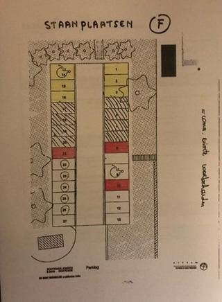 Buitenstaanplaats te huur nabij de vissersschool. <br />De staanplaats is afgesloten met een barriere waarvoor u een badge ter beschikking. Elk heeft zijn eigen gereserveerde plaats. <br />Ideale ligging in het centrum van Oostende me vlotte bereikbaarheid tot autostrade en alle invalswegen. De staanplaats komt vrij op 01/03/2026.