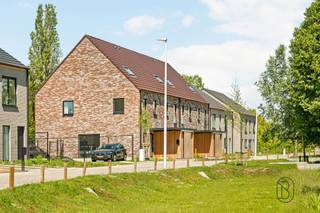 Nieuwbouwwoningen in Menen op rustige en vlot bereikbare liggingOntdek deze moderne nieuwbouwwoningen in de Charles Cappellestraat in Menen. U woont er in een rustige buurt, vlak bij winkels, scholen en belangrijke invalswegen richting Kortrijk, Ieper en Gent.De woningen combineren hedendaagse architectuur met comfort en energiezuinigheid. Ze beschikken over een lichtrijke leefruimte, open keuken, 3 slaapkamers, moderne badkamer en extra bergruimte of zolder. Afhankelijk van het type geniet u bovendien van een garage of carport.Dankzij zonnepanelen en een kwalitatieve afwerking woont u duurzaam én comfortabel.Ideaal voor wie op zoek is naar een stijlvolle, energiezuinige woning op een centrale locatie.Een bezoek gewenst? Neem dan contact op met Emiel via: emiel@immobeguin.be