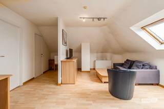 In het hart van de Europese wijk te Brussel, in Residentie Europark uit 1999, bevindt zich deze penthouse met een bewoonbare oppervlakte van circa +-50 m². Dankzij de centrale ligging geniet u van een vlotte bereikbaarheid en de nabijheid van winkels, openbaar vervoer en de Europese instellingen.<br /><br />Het appartement is gelegen op de 6de verdieping en beschikt over een inkomhal, een ruime leefruimte met open keuken, een slaapkamer, een berging (aansluiting wasmachine) een badkamer met douche en toilet en een aangenaam terras (25m²) met zicht op de Europese instellingen.<br /><br />Divers: Elektriciteit conform tot 2039, EPC G, PVC raamprofiel met dubbele beglazing, laminaat parketvloer, elektrische verwarming, kadastraal inkomen €904, videofoon en syndicus en stedenbouwkundige inlichtingen in aanvraag.<br /><br />Op zoek naar een investering of een ideale woonst in de Europese wijk? Contacteer Immo Francois voor meer informatie of een bezoek!<br /><br />