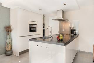 Dit ruime (circa 105m²) appartement met een zuid-west gelegen terras van circa 15m² is rustig gelegen, doch op wandelafstand van het centrum van...