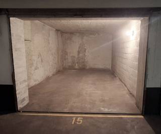 Een garagebox ( 19,10m²) in een gewilde en zeer beveiligde wijk! <br />Het bevindt zich in het ondergrondse van een gebouw met appartementen. <br />De box is beveiligd met een garagepoort. <br />De afmetingen zijn:<br />- Diepte: 5,80 m<br />- Binnenbreedte van de box: 3,30 m<br />- Openingbreedte van de poort: 2,70 m<br />- Hoogte van de poort: 2,00 m<br />Direct beschikbaar.