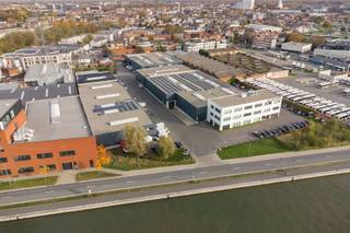 De KMO-unit, bestaande uit 650 m² magazijn en kantoor is gelegen te Merksem langs de Vaartkaai aan het Albertkanaal.De KMO unit maakt deel uit van...