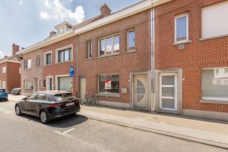 Welkom in deze charmante en instapklare gezinswoning, gelegen aan de populaire Guido Gezellelaan 175 in Heule 🌿. Een ideale thuis voor wie op zoek is naar een perfecte balans tussen een rustige woonomgeving en een centrale ligging nabij Kortrijk! Deze woning is met zorg onderhouden en biedt een warme, uitnodigende sfeer met tal van authentieke elementen en moderne accenten.<br /><br /><strong><u>📍 Ligging:</u></strong><br />De woning is uitstekend gelegen in het hart van het gezellige Heule (Kortrijk). Op wandel- en fietsafstand vind je het bruisende dorpscentrum met diverse winkels, scholen, bakkers en gezellige horecagelegenheden 🚴‍♂️☕. Bovendien geniet je van een vlotte verbinding naar de belangrijkste invalswegen (R8, A17/E17) en het centrum van Kortrijk. Rustig wonen met alle stadsfaciliteiten binnen handbereik!<br /><br /><u><strong>Indeling:</strong></u><br /><br /><u>Gelijkvloers:</u><br />Inkomhal die leidt naar de ruime en sfeervolle woonkamer. De grote raampartijen zorgen voor een prachtige lichtinval en een indirect contact met het veranda, terras en de tuin. Aansluitend vind je de nieuwe keuken, die functioneel is ingericht en voorzien van alle nodige comfort. Via de eetkamer is er toegang tot de handige kelder (voor extra opslag) en de wasplaats/berging. De keuken geeft ook uit aan een veranda. Een extra ruimte met veel potentieel! <br /><br /><u>1ste verdieping: </u><br />De nachthal biedt toegang tot 2 ruime slaapkamers met mooie houten vloeren en een verzorgde badkamer voorzien van een lavabomeubel, toilet en douche/ligbad 🛁.<br /><br /><u>Zolder: </u><br />De zolderruimte is toegankelijk via een vaste trap en kan ingericht worden als een royale 3de slaapkamer ✨.Deze ruimte kan ook perfect dienen als master bedroom, hobbykamer of bureau.<br /><br /><strong><u>🌳 Tuin &amp; Buitenruimte:</u></strong><br />Aan de achterzijde geniet je van een aangenaam terras en een diepe, zonovergoten tuin 🌻. Een ideale plek voor zomerse barbecues, spelende kinderen of om simpelweg tot rust te komen in het groen. De tuin is volledig omheind en biedt voldoende privacy.<br /><br /><u>🔑 Troeven van de woning:</u><br />✔️ Instapklaar en recent gerenoveerd✨<br />✔️ 3 volwaardige slaapkamers, waarvan één ruime zolderkamer<br />✔️ Gezellige zuidgerichte stadstuin met aangenaam terras 🌞<br />✔️ Toplocatie in Heule, dicht bij winkels en scholen<br />✔️ Kelder aanwezig voor extra bergruimte<br /><br /><strong><u>🌡️ Energie &amp; Technieken:</u></strong><br />✔️Verwarming: Efficiënte centrale verwarming met een condenserende gasketel (geplaatst in 2026).<br />✔️Beglazing: Grotendeels voorzien van hoogrendementsbeglazing.<br />✔️Isolatie: Het platte dak voldoet reeds aan de energiedoelstellingen. <br />✔️Ventilatie: Er zijn reeds ventilatievoorzieningen aanwezig in de woning.<br /><br />💬 Interesse in deze instapklare topper? Neem snel contact op met <strong>Dominique +32 476 77 31 31</strong> of <strong>dominique@vastgoedcanniere.be</strong> en ontdek jouw toekomstige droomwoning!<br /> 