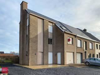 Instapklaar. Bestaande uit een inkomhall met toilet, grote lichtrijke keuken met eetruimte, living, 2 slaapkamers, dressing, recent vernieuwde badkamer, garage, terras en tuin. Bieststraat = vlotte verbindingen naar centrum / E17 / Deerlijk. (Momenteel verhuurd)