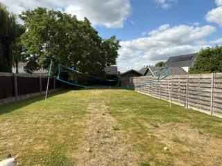 Charmante woning met handige oprit, garage en GROTE TUIN. Goedgelegen nabij invalswegen, winkels, en openbaar vervoer. Grote TUIN, TERRAS,...