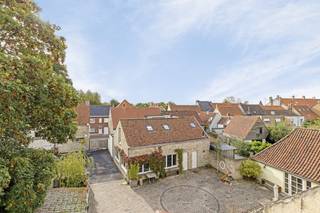 Op een steenworp van Knokke en Brugge, in het rustige Dudzele, ligt dit unieke huis op een perceel van 1119 m² te koop. Het eigendom omvat...