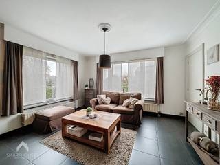 Deze ruime villa is rustig gelegen in een doodlopende straat en biedt een ideale combinatie van comfort, ruimte en privacy. Via de inkomhal betreedt...