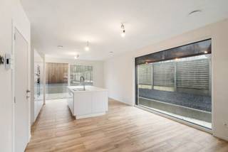 - Instapklare woning in de Oostrozebeeksestraat 50 in Wielsbeke<br />- Lichtrijke leefruimte met open keuken<br />- Handige berging<br />- Terras en privé-staanplaats<br />- 3 slaapkamers<br />- Grote zolder met vaste trap (mogelijkheid 4de slaapkamer)<br />- Badkamer met inloopdouche en wastafelmeubel<br />- 2 toiletten<br />- Vloerverwarming en warmtepomp/airco<br />- Zonnepanelen<br />- Regenwaterput van 10.000 liter<br />- Bijna-energie-neutraal<br />- Richtprijs: € 369.000, aan 6% btw!