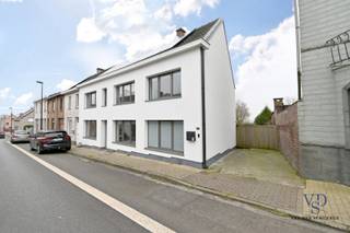 Deze ruime Half Open Bebouwing situeert zich langsheen de Zuidlaan in Munkzwalm, op wandelafstand van verschillende voorzieningen én het...