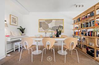 Dit prachtig appartement met 3 slaapkamers is ideaal gelegen in de gegeerde wijk Toison d’Or, met directe toegang tot winkels, restaurants en openbaar vervoer.<br /><br />Gelegen op de 3e verdieping van een verzorgd gebouw, biedt het appartement een inkomhal die uitgeeft op een ruime en lichtrijke leefruimte met salon en eetkamer. Aansluitend bevindt zich een ruim zuidwestgericht terras van ca. 34 m², perfect om te genieten van de zon.<br /><br />De keuken is functioneel ingericht en heeft eveneens toegang tot het terras.<br /><br />Het slaapgedeelte omvat drie comfortabele slaapkamers, een badkamer, een doucheruimte en een apart gastentoilet. Verder is er ook nog een wasruimte.<br /><br />Met een oppervlakte van ca. 122 m² biedt dit appartement mooie volumes, veel licht en een zeldzaam groot terras in deze buurt.<br /><br />Parkeerplaats beschikbaar voor € 40.000.<br /><br />Ideaal voor wie centraal wil wonen met alle voorzieningen binnen handbereik.