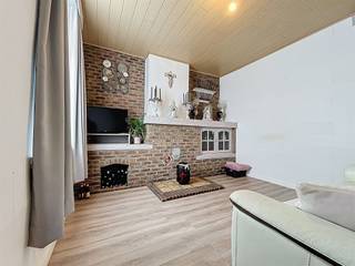 <h2><span>Halfopen woning met garage en uitweg in het landelijke Abele</span></h2><h2><span> </span></h2><h2><span>De woning is als volgt ingedeeld:</span></h2><h2><span> </span></h2><h2><span>Gelijkvloers: </span></h2><h2><span>gezellige leefruimte, keuken met aanpalende veranda, apart toilet, douchekamer en doorgang naar de tuin met tuinberging. </span></h2><h2><span>Voute: badkamer met ligbad en aansluiting wasmachine.</span></h2><h2><span> </span></h2><h2><span>Verdieping:</span></h2><h2><span>3 slaapkamers en zolderkamer met mezzanine. </span></h2><h2><span> </span></h2><h2><span>De garage is bereikbaar via de tuin en een gemeenschappelijke uitweg.</span></h2><p><span> </span></p>