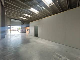 Deze kwalitatieve KMO-unit met 2 parkeerplaatsen is uitstekend gelegen in de nabijheid van de R4, de Meulestedebrug en het bedrijvige gebied rond...