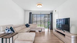 Instapklare, energiezuinige en trendy gezinswoning met 3 slaapkamers, EPC A (73), zonnepanelen en een sfeervolle overdekte veranda, gelegen aan In de Mool te Maasmechelen.<br /><br />Welkom in deze hedendaagse woning (bouwjaar 2018) waar stijl, comfort en duurzaamheid naadloos in elkaar overvloeien. Deze moderne gezinswoning is ontworpen met oog voor detail en toekomstgericht wonen, ideaal voor wie op zoek is naar een energiezuinige thuis in een aangename en levendige omgeving.<br /><br />Bij het betreden van de woning wordt u meteen ondergedompeld in een warme, lichtrijke sfeer. De ruime leefruimte vormt het hart van het huis en straalt een eigentijdse elegantie uit dankzij de harmonieuze combinatie van hoogwaardige materialen, zoals tegel- en laminaatvloeren, en sfeervolle dimbare verlichting. De vloerverwarming zorgt niet alleen voor een aangenaam en gelijkmatig binnenklimaat, maar draagt ook bij aan een efficiënter energieverbruik.<br />De open, volledig uitgeruste keuken is een echte eyecatcher en werd voorzien van kwalitatieve Siemens-toestellen en een duurzaam composiet werkblad. Hier kookt en leeft u in stijl, met alle comfort binnen handbereik.<br /><br />De woning beschikt over een praktische inkomhal met gastentoilet en een vlotte, functionele indeling die perfect aansluit bij het moderne gezinsleven. Op de verdieping bevinden zich drie volwaardige slaapkamers, ideaal als slaapruimte, thuiskantoor of hobbykamer. De badkamer is strak en stijlvol ingericht en uitgerust met een comfortabele bad-douchecombinatie.<br /><br />Ook buiten is het puur genieten. De aangelegde tuin biedt een oase van rust en privacy, met een gezellige overdekte veranda waar u het hele jaar door kan ontspannen. Het ruime terras en de onderhoudsvriendelijke tuin maken het plaatje compleet voor gezellige avonden, spelende kinderen of ontspannen weekends. Het tuinhuis biedt extra opbergruimte en de oprit vooraan voorziet plaats voor twee wagens.<br /><br />Wat deze woning extra bijzonder maakt, is de sterke focus op energiezuinigheid. Met een uitstekende EPC-score A (73) en de aanwezigheid van 14 zonnepanelen geniet u hier van een duurzame en toekomstgerichte woonst. De combinatie van doordachte isolatie, vloerverwarming en airconditioning zorgt het hele jaar door voor een optimaal wooncomfort met een verrassend laag energieverbruik. Dit resulteert niet alleen in aanzienlijk lagere energiekosten, maar ook in een duurzamer woonprofiel met een kleinere ecologische voetafdruk — een toekomstgerichte en slimme investering in uw woonkwaliteit.<br /><br />De ligging is een absolute troef. U woont hier in een rustige, kindvriendelijke buurt, maar toch vlak bij alles wat Maasmechelen te bieden heeft. Op korte afstand vindt u tal van winkels, scholen en gezellige eetadresjes waar u kan genieten van een verrassend divers culinair aanbod. Maasmechelen staat bekend om zijn multiculturele karakter, wat zich vertaalt in een rijke variatie aan restaurants: van Italiaanse en Turkse specialiteiten tot Aziatische keukens en lokale Belgische klassiekers.<br />Voor liefhebbers van natuur en ontspanning zijn er tal van mogelijkheden in de buurt. Denk aan prachtige wandel- en fietsroutes in de groene omgeving van het Nationaal Park Hoge Kempen, waar u volledig tot rust komt in een uniek landschap van bossen en heide.<br />Daarnaast bevindt Maasmechelen Village zich op korte afstand – een geliefde bestemming voor shoppingliefhebbers, met een ruim aanbod aan internationale merken in een stijlvolle setting.<br /><br />Kortom, deze trendy en instapklare woning combineert modern wooncomfort met een uitstekende energiezuinigheid en een topligging in een bruisende, groene omgeving. Een ideale thuis voor wie kwaliteit, duurzaamheid en levenskwaliteit hoog in het vaandel draagt.<br /><br />Neem gerust een kijkje in de 3D-tour en wandel alvast virtueel door de ruimte - wel zo makkelijk én leuk!<br />https://my.matterport.com/show/?m=DFzBgi5Rxmy<br /><br />STEDENBOUWKUNDIGE INFORMATIE:<br />- Stedenbouwkundige vergunning ontvangen: JA<br />- Stedenbouwkundige bestemming: Woongebied<br />- Verkavelingvergunning: NEEN<br />- Voorkooprecht RUP: NEEN<br />- Dagvaarding voor inbreuk op de stedenbouwkundige voorschriften: NEEN<br />- Overstromingsgevoeligheid van uw vastgoed:<br />P-score: A<br />G-score: A<br />EPC: A label, 73 kWH/m²<br />Certificaatcode: 73107-G-2016/0390/EP10894/A001/D05/SD001<br /><br />Wens jij deze woning te bezichtigen? Aarzel niet en neem contact met ons op, we staan voor je klaar!<br />Tel.: 0032 497 84 48 80<br />E-mail: info@caenenvastgoed.be<br /><br />Tot binnenkort!