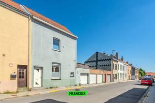 Deze te renoveren woonst met garage en zongericht terras bevindt zich in hartje Middelkerke en op wandelafstand van het strand. Dichtbij alle faciliteiten zoals: winkels, bakker, slager, scholen en toch rustig gelegen.<br /><br />Er is een vlotte verbinding naar Oostende, de autostrade en de omliggende deelgemeenten.<br /><br />Mits enige aanpassingen kan deze woning dienen voor eigen bewoning, maar zeker ook als tweede verblijf. De aanpalende garage in het centrum van Middelkerke is geen overbodige luxe, vooral in de drukke zomermaanden. <br /><br />Het is mogelijk om verschillende slaapgelegenheden te gaan creëren en daarnaast is er op elk verdiep een keuken en badkamer. De keuken op de bovenverdieping werd recent nog vernieuwd. Ook is er een aangenaam en zongericht terras op de eerste verdieping, hier kunt u van 's ochtends vroeg tot in de late namiddag genieten in het zonnetje. <br /><br />Er is dubbele beglazing voorzien en het raamwerk is reeds in pvc, daarnaast werd het dak een aantal jaar terug vernieuwd samen met de dakgoten en zijgevel. <br /><br />De woning werd jarenlang verhuurd dus kan ook een mooie investering zijn.<br /><br />Bent u op zoek naar een woning met garage vlakbij de zee en het centrum? Neem dan contact op via inti@immofrancois.be of 0499 74 89 74.<br /><br />