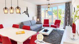 <p>Op zoek naar een charmant appartement aan zee waar rust en een centrale ligging perfect samenkomen? Ontdek dan dit lichtrijke en volledig gemeubelde éénslaapkamerappartement, gelegen in een aangename, groene straat in Koksijde.<br />Hier geniet u van een rustige woonomgeving met open zicht, terwijl u zich toch vlak bij alles bevindt wat Koksijde zo aantrekkelijk maakt. De gegeerde winkelstraat, gezellige horecazaken, zee en strand liggen allemaal op korte afstand.<br />Bij het binnenkomen wordt u verwelkomd in een ruime inkomhal die toegang geeft tot de verschillende vertrekken. De lichtrijke leefruimte vormt het hart van het appartement en beschikt over een open keuken. Grote raampartijen zorgen voor een aangename lichtinval en geven rechtstreeks toegang tot het ruime terras. Een heerlijke plek om in alle rust te genieten van de buitenlucht en het open zicht.<br />Het appartement beschikt verder over één comfortabele slaapkamer ook met rechtstreeks toegang tot het terras, een volledig gerenoveerde badkamer, een apart toilet en een ruime praktische berging in het appartement.<br />Ook aan extra comfort werd gedacht: het appartement wordt volledig gemeubeld aangeboden en beschikt bovendien over een privékelder. In het gebouw is eveneens een fietsenstalling voorzien.<br />Dankzij de combinatie van licht, ruimte, een groot balkon en een uitstekende ligging is dit appartement bijzonder geschikt als vaste woonst, tweede verblijf aan zee of investering.<br />Troeven<br />✓ Rustig gelegen in een groene straat<br />✓ Op korte afstand van centrum, winkels, horeca, zee en strand<br />✓ Lichtrijke leefruimte met open keuken<br />✓ Groot terras met open zicht<br />✓ Eén ruime slaapkamer<br />✓ Volledig gerenoveerde badkamer<br />✓ Apart toilet<br />✓ Ruime berging in het appartement<br />✓ Volledig gemeubeld<br />✓ Privékelder<br />✓ Fietsenstalling<br />Een mooie opportuniteit voor wie wil genieten van het beste van Koksijde: rustig wonen én alles binnen handbereik.<br />Interesse in dit pareltje? Aarzel dan niet en neem contact op met Mireille op het nummer 0499 46 96 64 of info@huyzenboetiek.be</p>