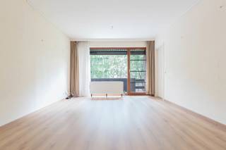 Gerenoveerde en instapklare serviceflat te koop in residentie Populierenhof te Heverlee. Gelegen op een rustige, groene locatie met...