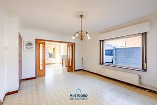 Gelegen tussen het centrum van Eke en Nazareth treffen we deze te renoveren halfopen bebouwing aan.

De woning heeft de volgende indeling: inkomhal, eet- en woonkamer, volledig geïnstalleerde keuken, badkamer met ligbad, lavabo en toilet. Op de eerste verdieping zijn er nog eens twee ruime slaapkamers en één kleine slaapkamer.
Verder heeft de woning ook nog een ruime zolder met mogelijkheid tot inrichten, kelder en een ruime aparte garage.

Troeven: veel mogelijkheden, lichtrijk, locatie én het dak werd reeds vernieuwd.

Renovatieverplichting: ja.

Voor meer informatie of een bezoek kan u terecht bij Sander Dejonghe via sander@vastgoeddejonghe.be, Evy Dhondt via evy@vastgoeddejonghe.be of Inias Leten, Inias@vastgoeddejonghe.be.

Alle dossierstukken kan u downloaden op onze website: www.vastgoeddejonghe.be.