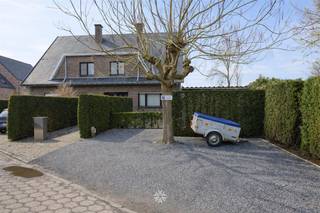 DE PINTE: Kunstschildersweg - Ben je op zoek naar een charmante en lichtrijke halfopen bebouwing in De Pinte? Dan is dit pand mogelijk iets voor...