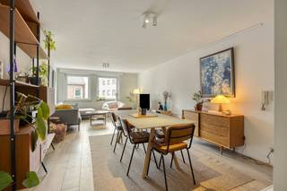 Discover this renovated two-bedroom apartment with a living area of 78 m², ideally located just a few minutes' walk from the bustling city...